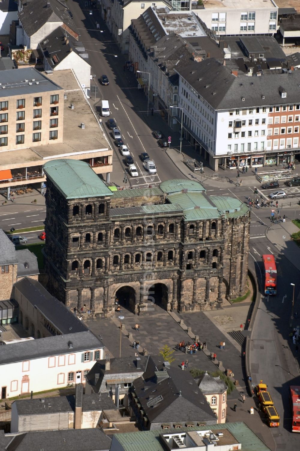 Trier aus der Vogelperspektive: Ehemaliges römisches Stadttor Porta Nigra - Wahrzeichen der Stadt in Trier im Bundesland Rheinland-Pfalz