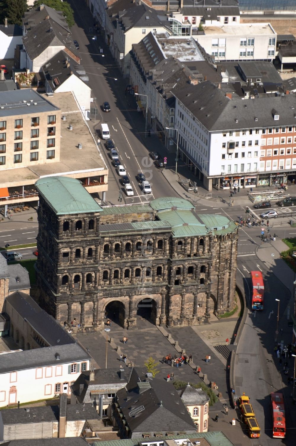 Luftbild Trier - Ehemaliges römisches Stadttor Porta Nigra - Wahrzeichen der Stadt in Trier im Bundesland Rheinland-Pfalz