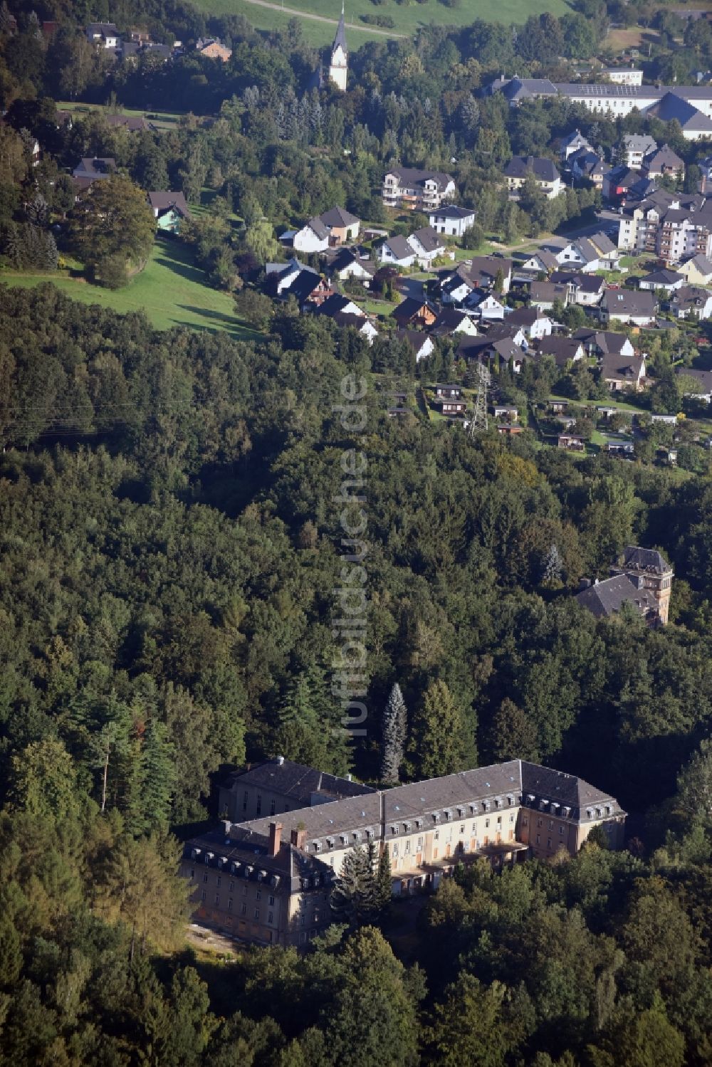 Bad Schlema aus der Vogelperspektive: Ehemaliges Sanatorium in einem Wald in Bad Schlema im Bundesland Sachsen