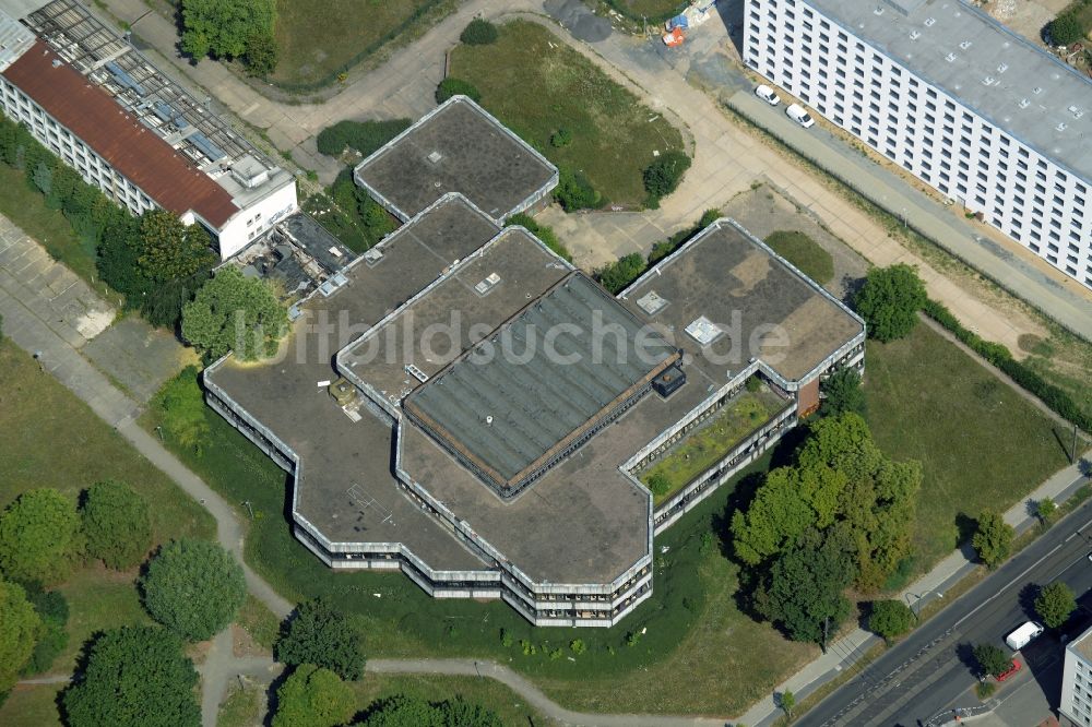 Luftbild Berlin - Ehemaliges Sporthotel am südlichen Ende des Sportforums Hohenschönhausen im Ortsteil Alt-Hohenschönhausen im Bezirk Lichtenberg in Berlin