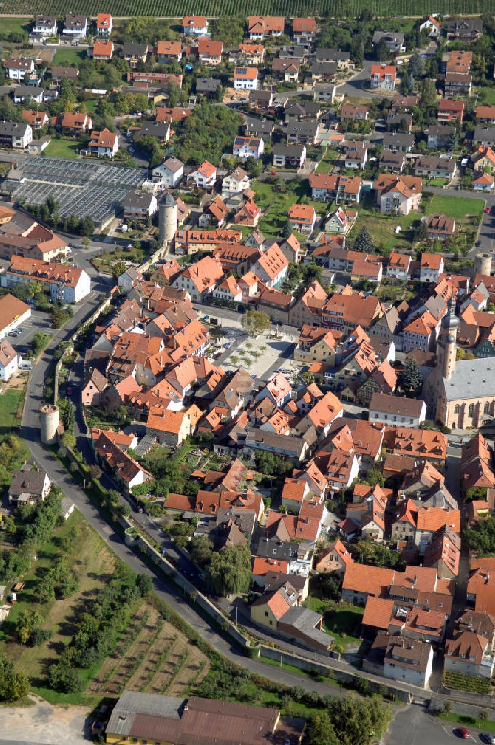 EIBELSTADT von oben - Eibelstadt mit der Stadtmauer und die Pfarrkirche St. Nikolaus