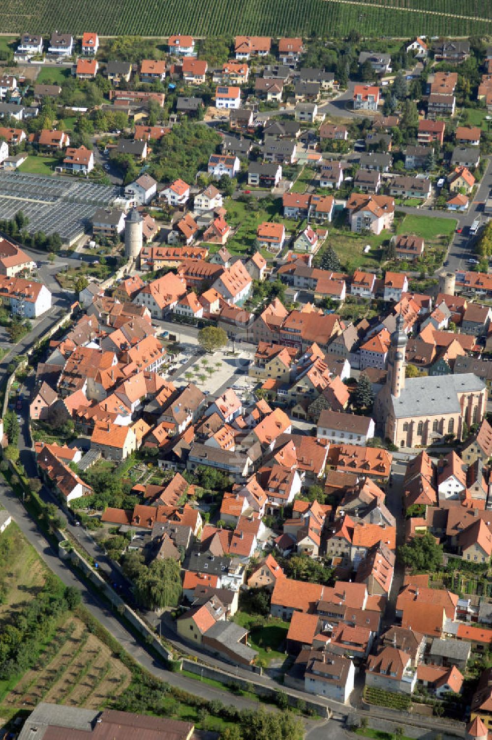 EIBELSTADT aus der Vogelperspektive: Eibelstadt mit der Stadtmauer und die Pfarrkirche St. Nikolaus