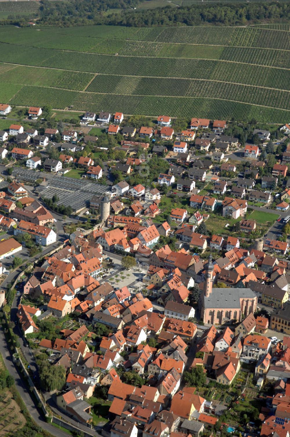 Luftbild EIBELSTADT - Eibelstadt mit der Stadtmauer und die Pfarrkirche St. Nikolaus