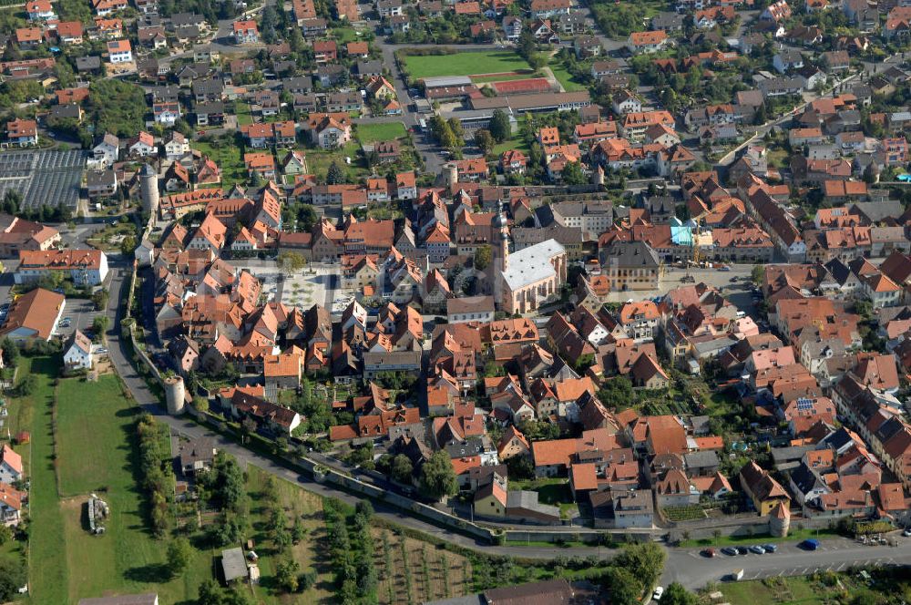 EIBELSTADT aus der Vogelperspektive: Eibelstadt mit der Stadtmauer, Pfarrkirche St. Nikolaus und das Rathaus