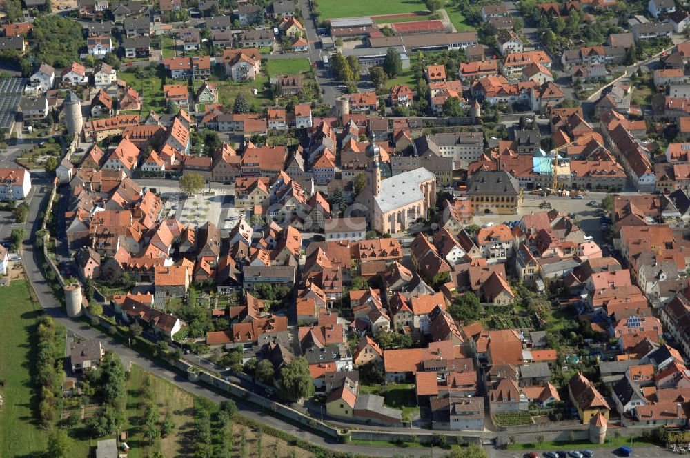 Luftbild EIBELSTADT - Eibelstadt mit der Stadtmauer, Pfarrkirche St. Nikolaus und das Rathaus