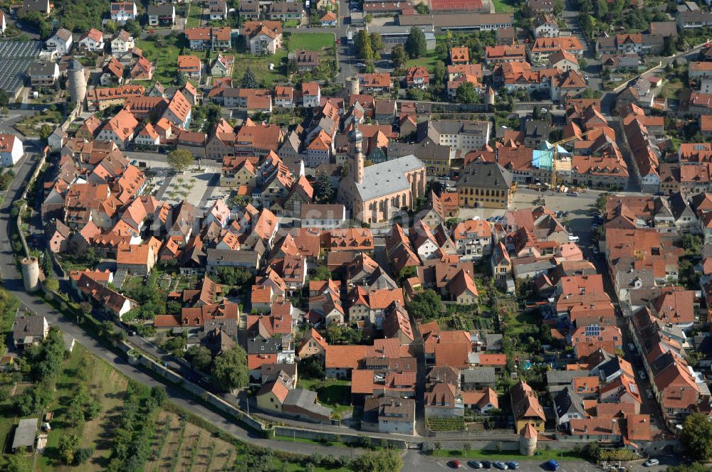 Luftaufnahme EIBELSTADT - Eibelstadt mit der Stadtmauer, Pfarrkirche St. Nikolaus und das Rathaus