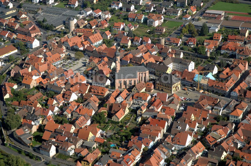 EIBELSTADT von oben - Eibelstadt mit der Stadtmauer, Pfarrkirche St. Nikolaus und das Rathaus