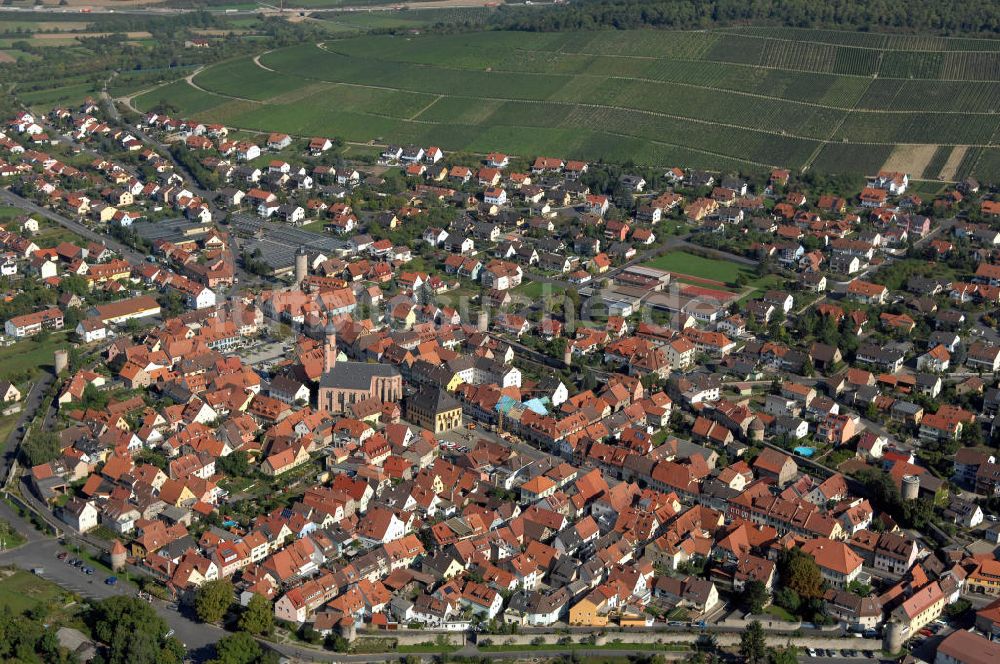 EIBELSTADT aus der Vogelperspektive: Eibelstadt mit der Stadtmauer, Pfarrkirche St. Nikolaus und das Rathaus