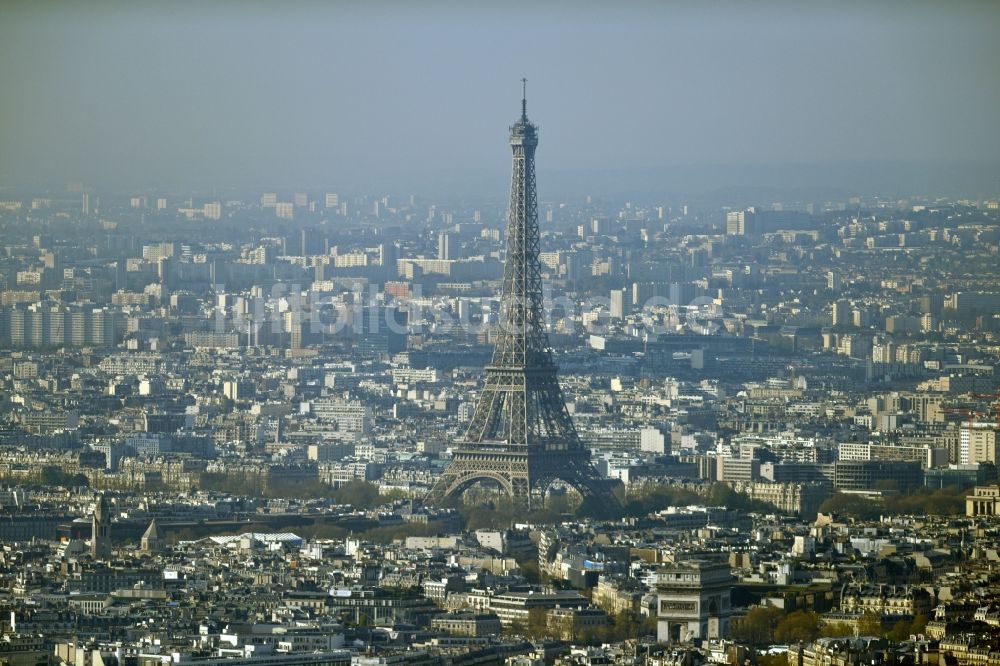 Luftaufnahme Paris - Eiffelturm Tour Eiffel und Triumphbogen Arc de Triomphe in Paris in Ile-de-France, Frankreich