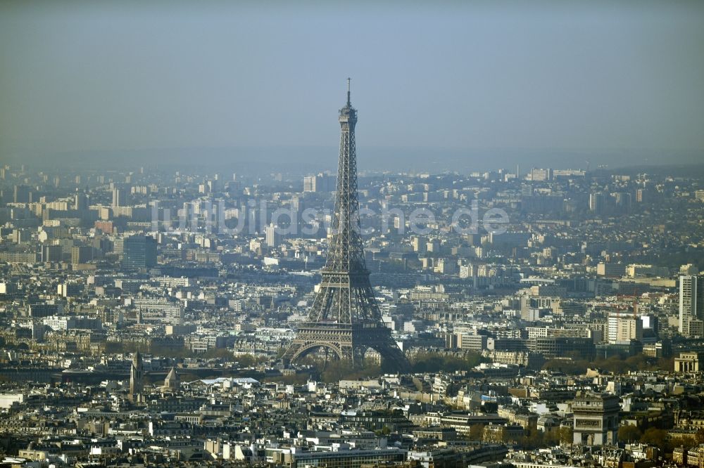 Paris von oben - Eiffelturm Tour Eiffel und Triumphbogen Arc de Triomphe in Paris in Ile-de-France, Frankreich