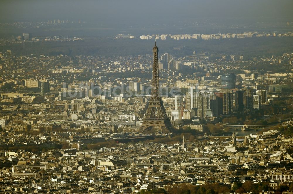 Luftbild Paris - Eiffelturm Tour Eiffel und Triumphbogen Arc de Triomphe in Paris in Ile-de-France, Frankreich