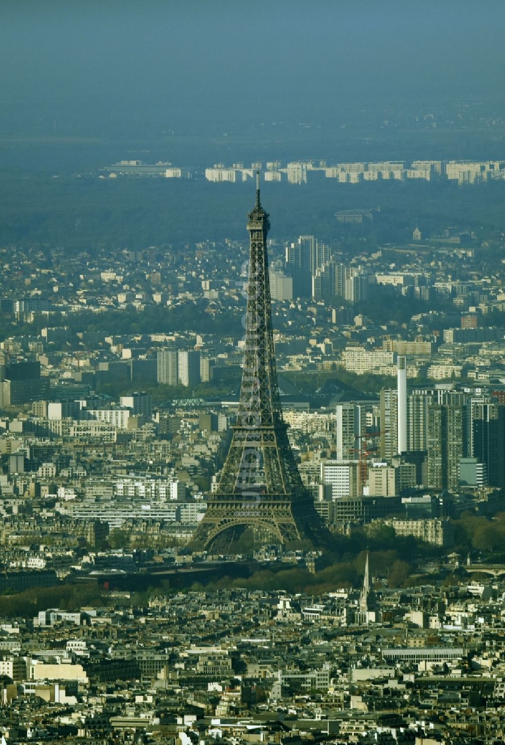 Luftaufnahme Paris - Eiffelturm Tour Eiffel und Triumphbogen Arc de Triomphe in Paris in Ile-de-France, Frankreich