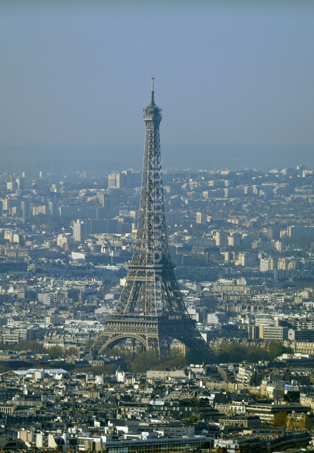 Paris von oben - Eiffelturm Tour Eiffel das Wahrzeichen in Paris in Ile-de-France, Frankreich