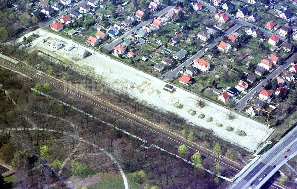 Luftbild Berlin - Biesdorf - Eigenheimsiedlungsbau nördlich der B1 am Schloß Biesdorf in Berlin.