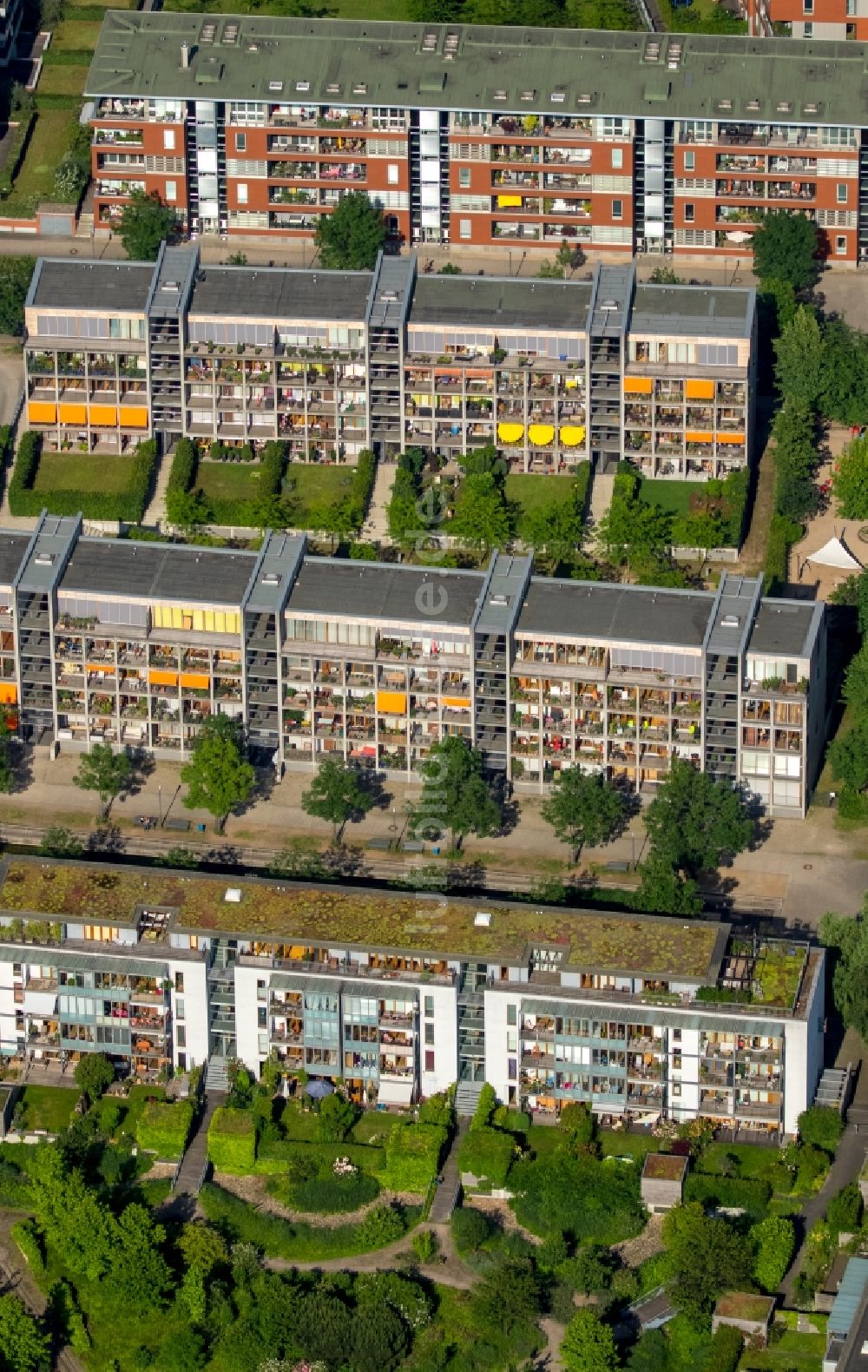 Duisburg von oben - Eigentumswohnungen Plattenbau- Hochhaus- Wohnsiedlung Hansegracht und Speichergracht am Duisburger Innenhafen in Duisburg im Bundesland Nordrhein-Westfalen