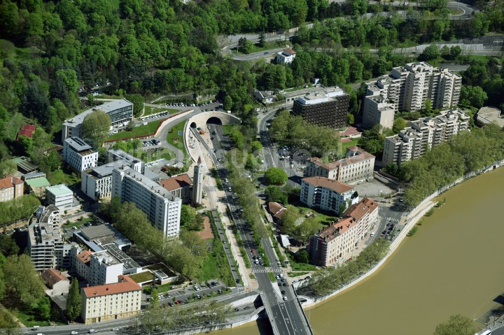 Luftaufnahme Lyon - Ein- und Ausfahrt des del la Croix-Rousse Tunnel in Lyon in Auvergne Rhone-Alpes, Frankreich