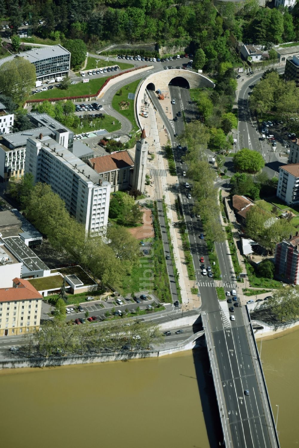 Lyon von oben - Ein- und Ausfahrt des del la Croix-Rousse Tunnel in Lyon in Auvergne Rhone-Alpes, Frankreich