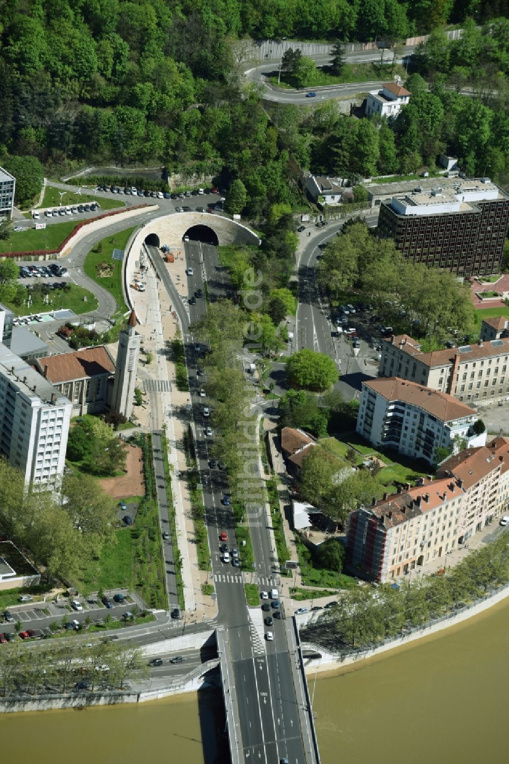 Lyon aus der Vogelperspektive: Ein- und Ausfahrt des del la Croix-Rousse Tunnel in Lyon in Auvergne Rhone-Alpes, Frankreich