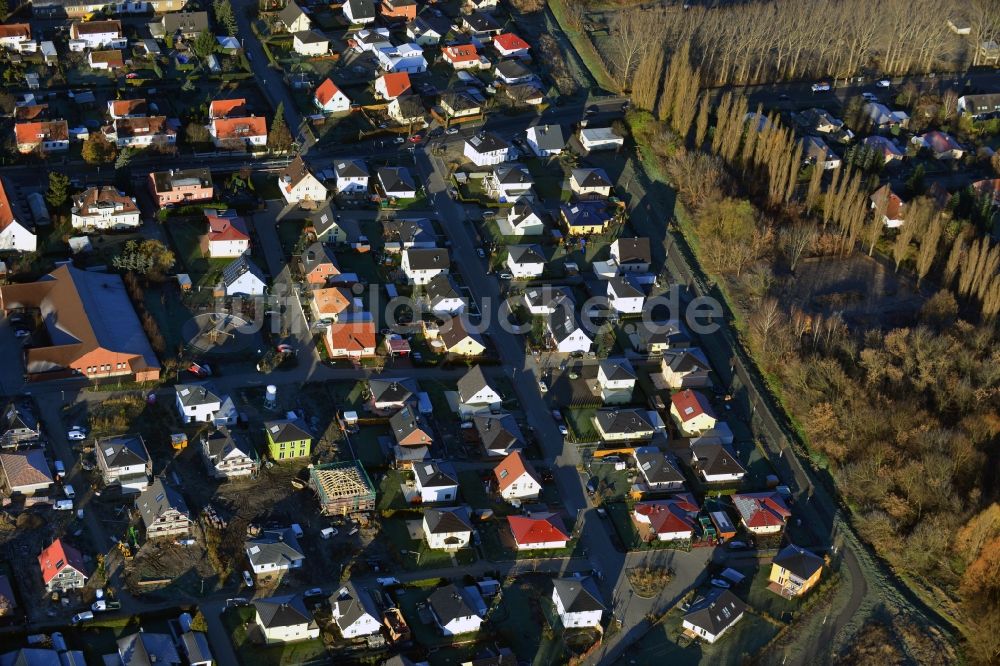 Luftbild Berlin - Ein- und Mehrfamilienhaus - Wohngebiet an der Lindenberger Straße im Stadtteil Wartenberg von Berlin Hohenschönhausen