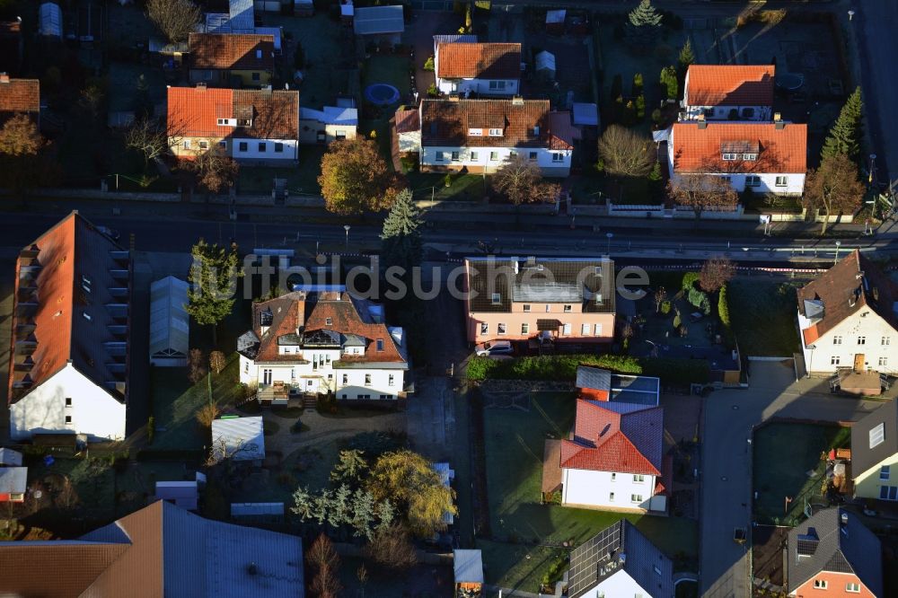 Luftaufnahme Berlin - Ein- und Mehrfamilienhaus - Wohngebiet an der Lindenberger Straße im Stadtteil Wartenberg von Berlin Hohenschönhausen