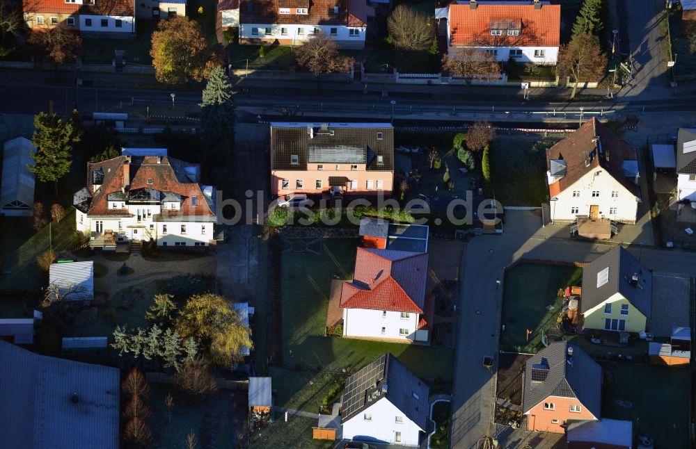 Berlin von oben - Ein- und Mehrfamilienhaus - Wohngebiet an der Lindenberger Straße im Stadtteil Wartenberg von Berlin Hohenschönhausen