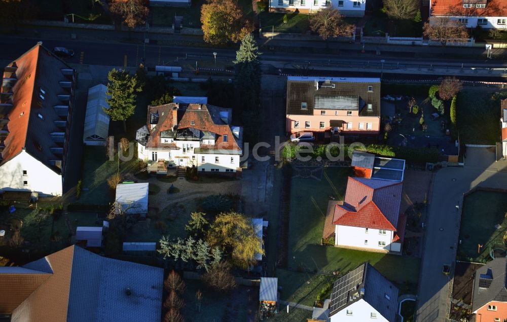 Berlin aus der Vogelperspektive: Ein- und Mehrfamilienhaus - Wohngebiet an der Lindenberger Straße im Stadtteil Wartenberg von Berlin Hohenschönhausen