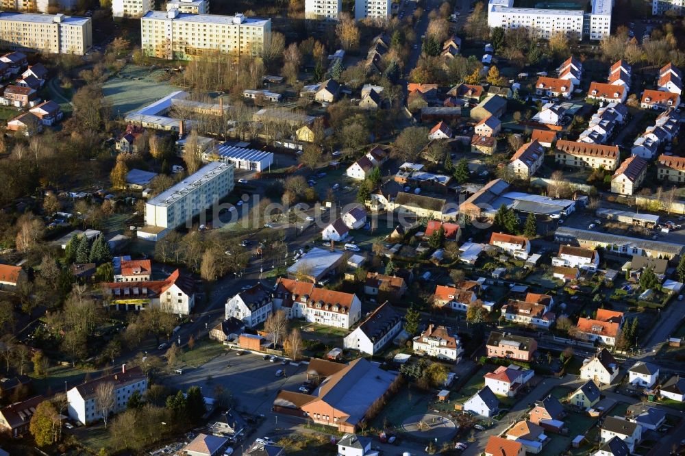 Luftbild Berlin - Ein- und Mehrfamilienhaus - Wohngebiet an der Lindenberger Straße im Stadtteil Wartenberg von Berlin Hohenschönhausen