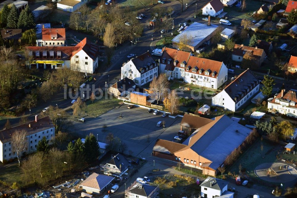 Luftaufnahme Berlin - Ein- und Mehrfamilienhaus - Wohngebiet an der Lindenberger Straße im Stadtteil Wartenberg von Berlin Hohenschönhausen