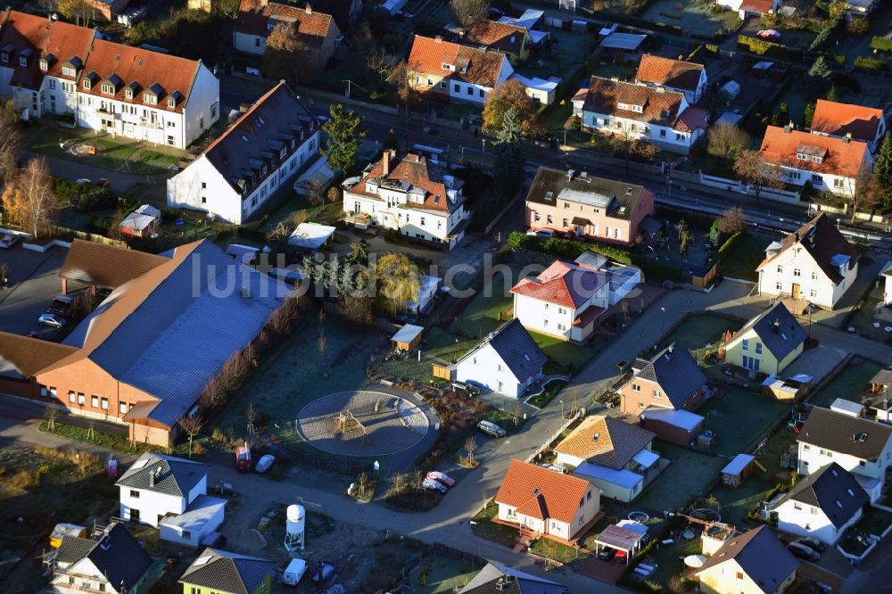 Berlin von oben - Ein- und Mehrfamilienhaus - Wohngebiet an der Lindenberger Straße im Stadtteil Wartenberg von Berlin Hohenschönhausen