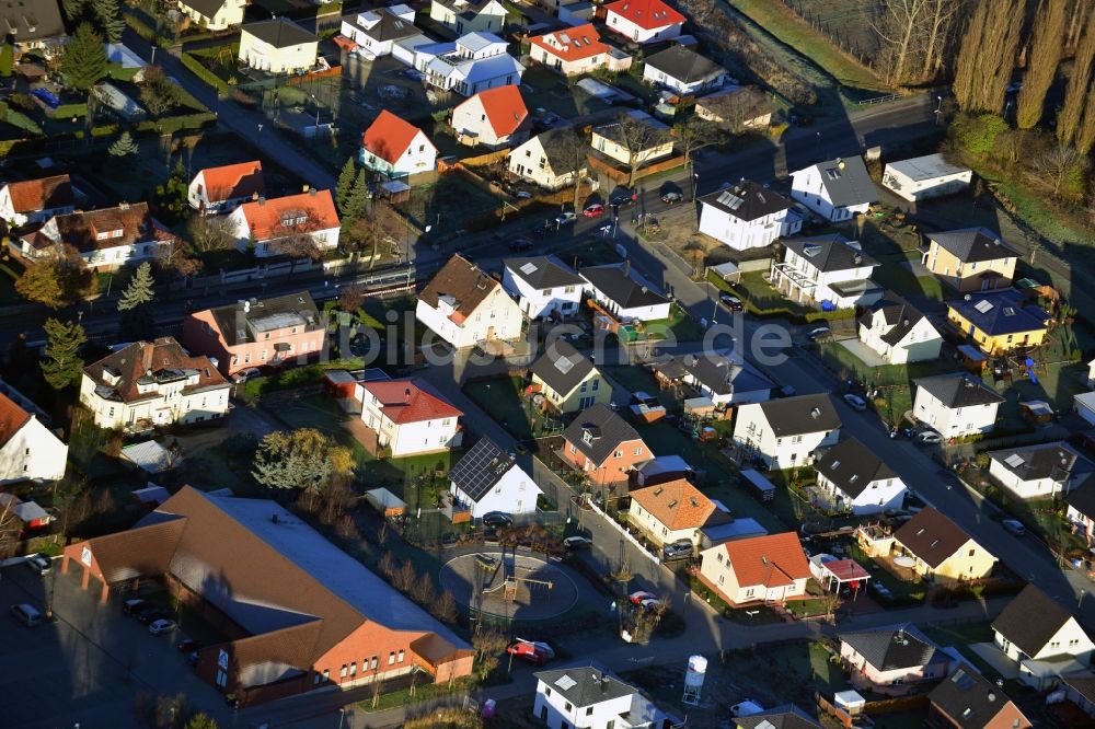 Berlin aus der Vogelperspektive: Ein- und Mehrfamilienhaus - Wohngebiet an der Lindenberger Straße im Stadtteil Wartenberg von Berlin Hohenschönhausen