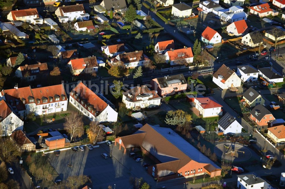 Luftbild Berlin - Ein- und Mehrfamilienhaus - Wohngebiet an der Lindenberger Straße im Stadtteil Wartenberg von Berlin Hohenschönhausen