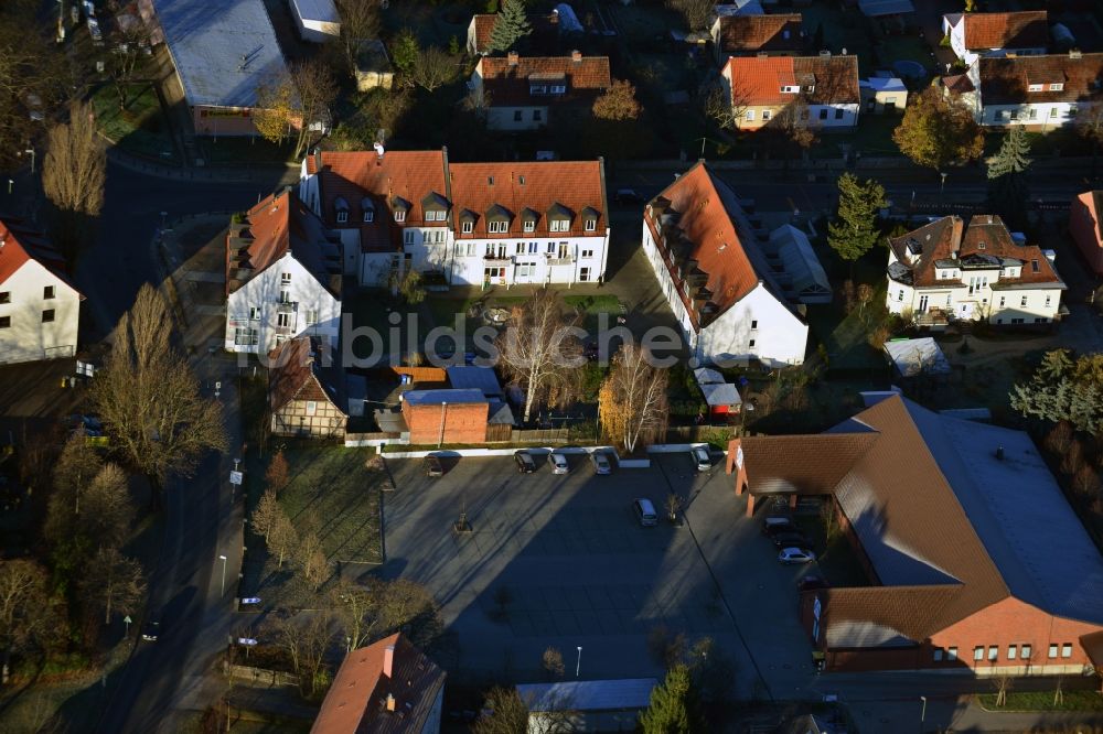 Luftaufnahme Berlin - Ein- und Mehrfamilienhaus - Wohngebiet an der Lindenberger Straße im Stadtteil Wartenberg von Berlin Hohenschönhausen