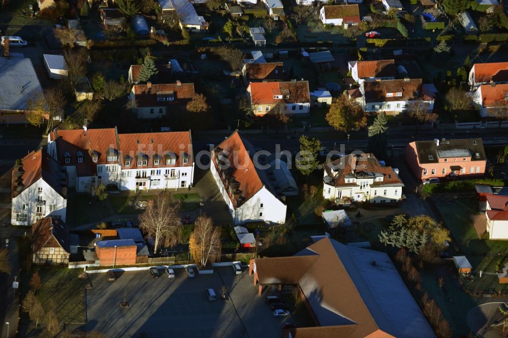 Berlin von oben - Ein- und Mehrfamilienhaus - Wohngebiet an der Lindenberger Straße im Stadtteil Wartenberg von Berlin Hohenschönhausen