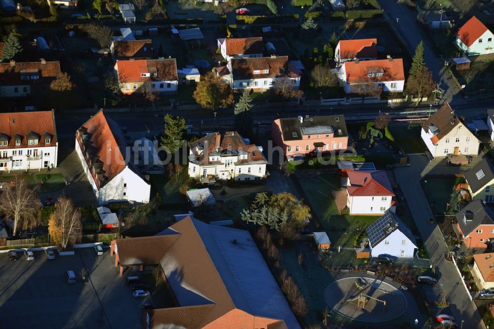 Berlin aus der Vogelperspektive: Ein- und Mehrfamilienhaus - Wohngebiet an der Lindenberger Straße im Stadtteil Wartenberg von Berlin Hohenschönhausen