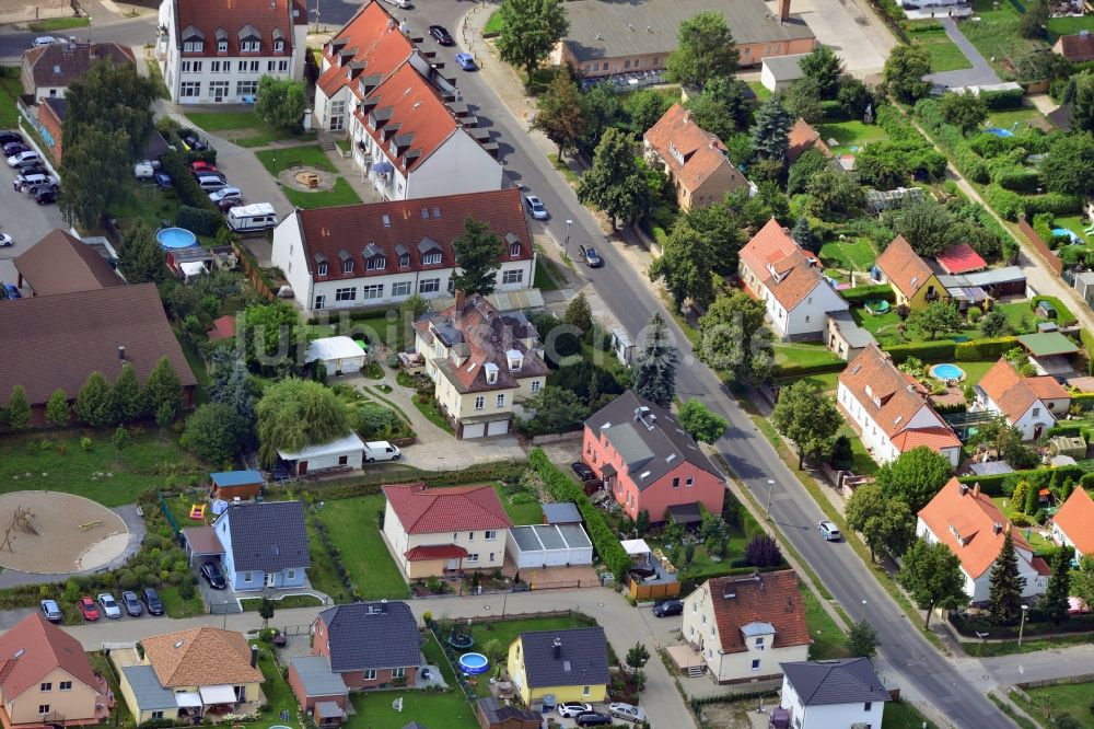 Berlin von oben - Ein- und Mehrfamilienhaus - Wohngebiet an der Lindenberger Straße im Stadtteil Wartenberg von Berlin Hohenschönhausen