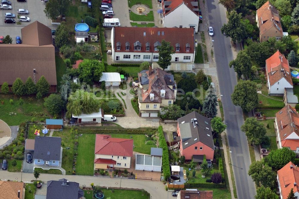 Berlin aus der Vogelperspektive: Ein- und Mehrfamilienhaus - Wohngebiet an der Lindenberger Straße im Stadtteil Wartenberg von Berlin Hohenschönhausen