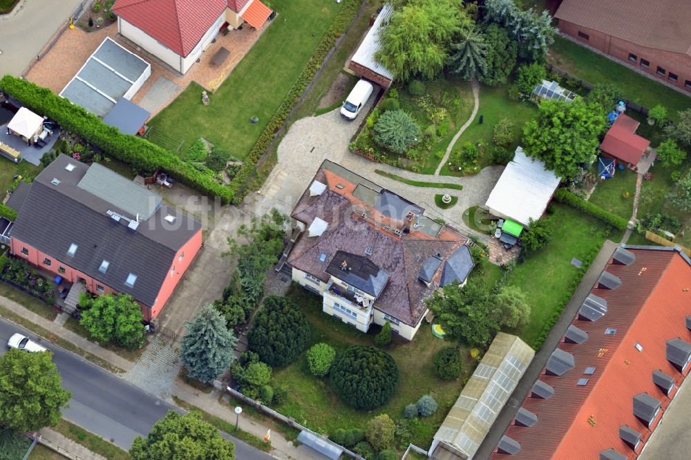 Luftaufnahme Berlin - Ein- und Mehrfamilienhaus - Wohngebiet an der Lindenberger Straße im Stadtteil Wartenberg von Berlin Hohenschönhausen