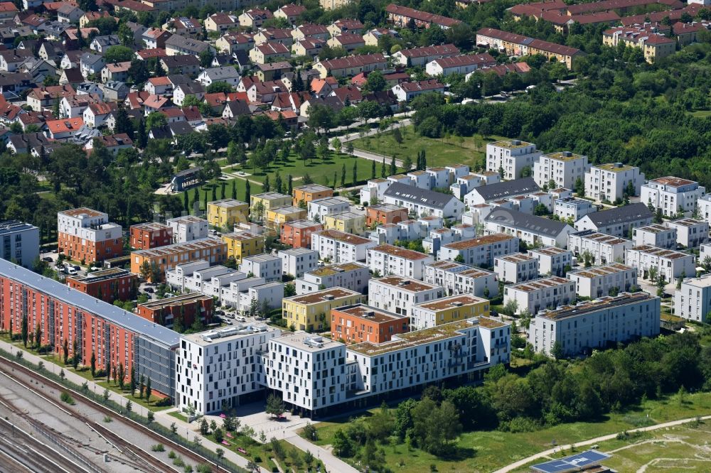 München aus der Vogelperspektive: Ein- und Mehrfamilienhaussiedlung am Admiralbogen im Ortsteil Schwabing-Freimann in München im Bundesland Bayern, Deutschland