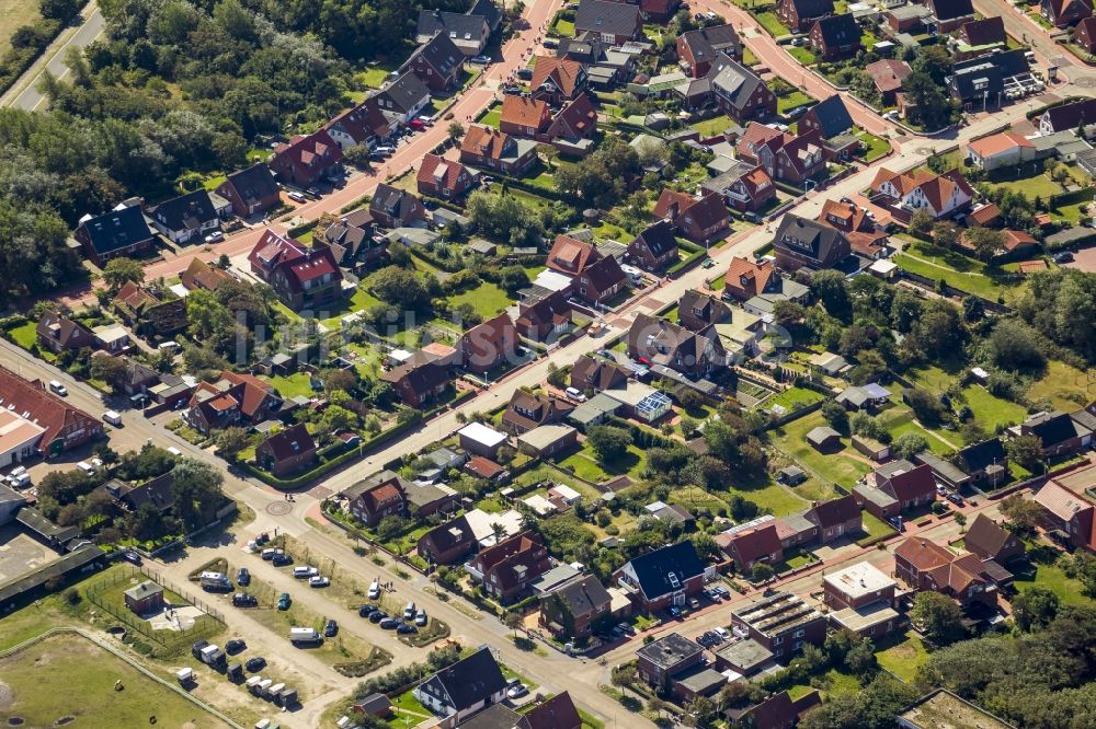 Norderney aus der Vogelperspektive: Ein- und Mehrfamilienhaussiedlung an der Nordhelmstraße auf der Insel Norderney im Bundesland Niedersachsen