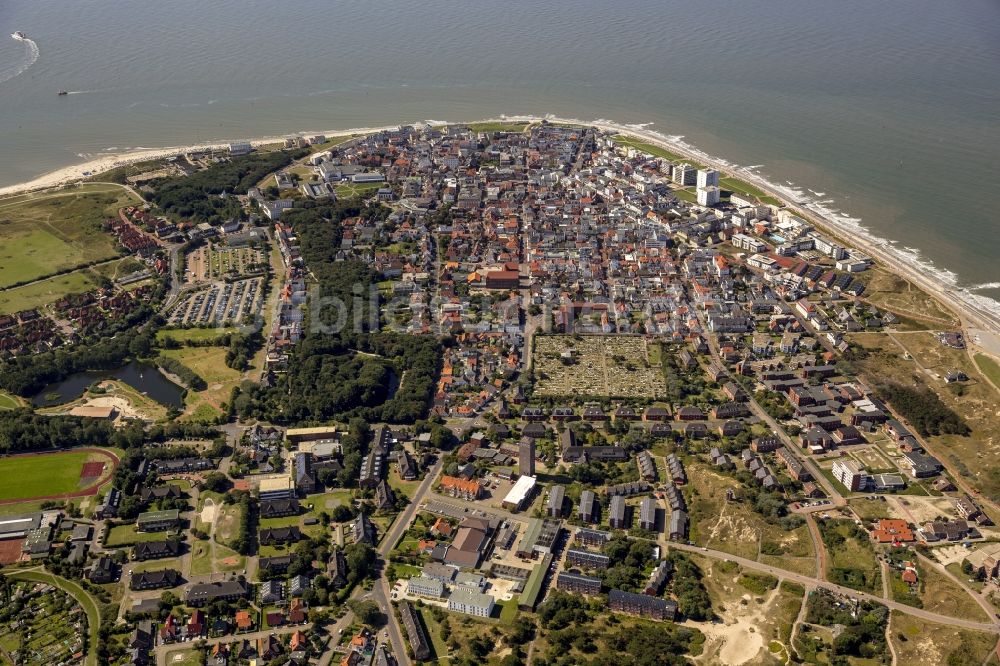 Norderney von oben - Ein- und Mehrfamilienhaussiedlung an der Nordhelmstraße auf der Insel Norderney im Bundesland Niedersachsen