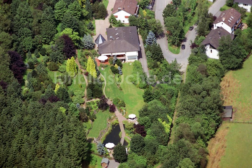 Lennestadt aus der Vogelperspektive: Ein- und Mehrfamilienhäuser im Talbereich am Stadtrand von Lennestadt in Nordrhein-Westfalen