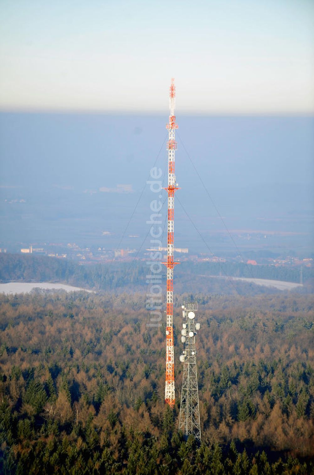 Luftbild Helmstedt - Ein Sendeturm im Naturpark Elm-Lappwald in der Nähe von Helmstedt