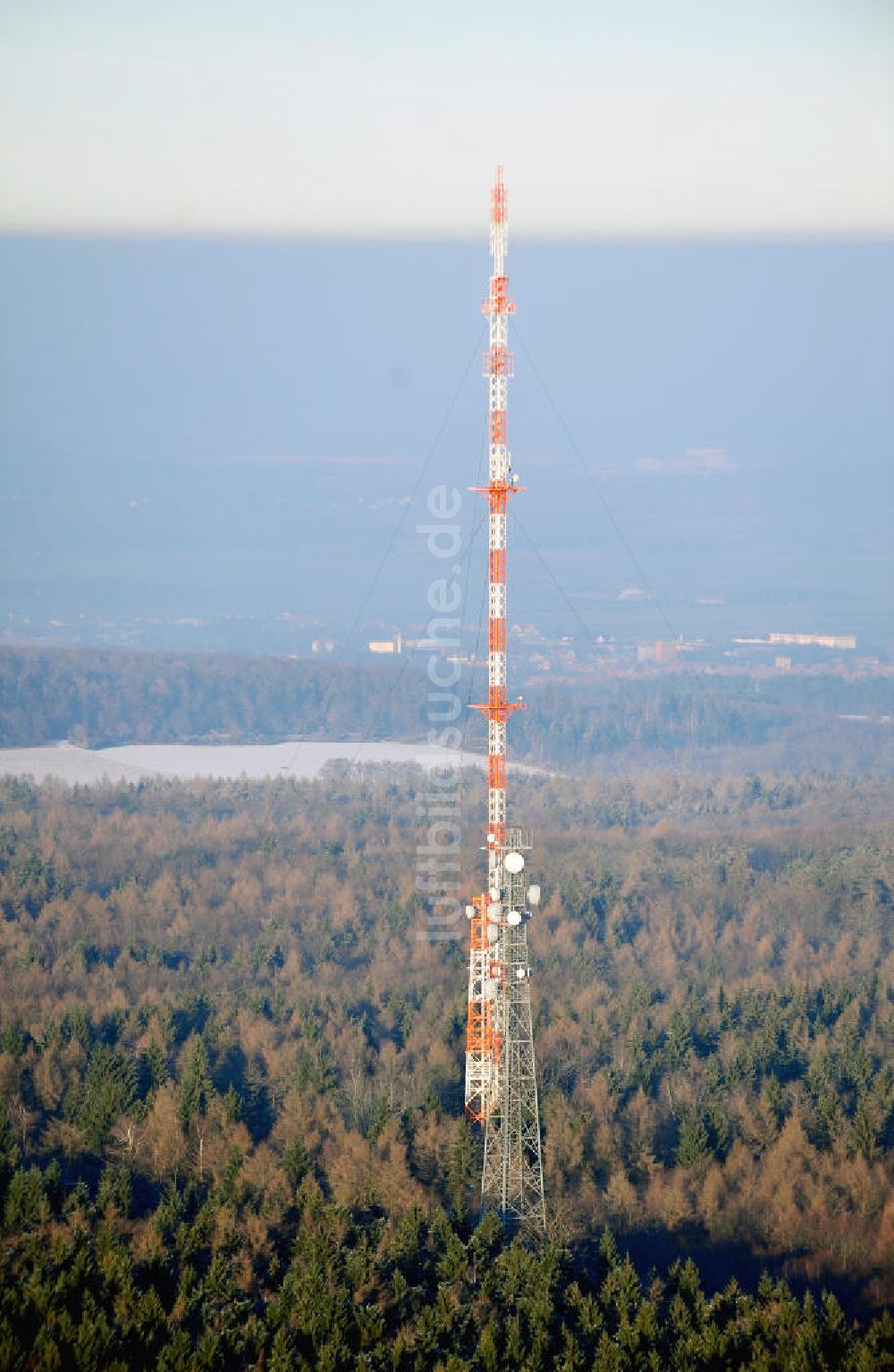 Luftaufnahme Helmstedt - Ein Sendeturm im Naturpark Elm-Lappwald in der Nähe von Helmstedt