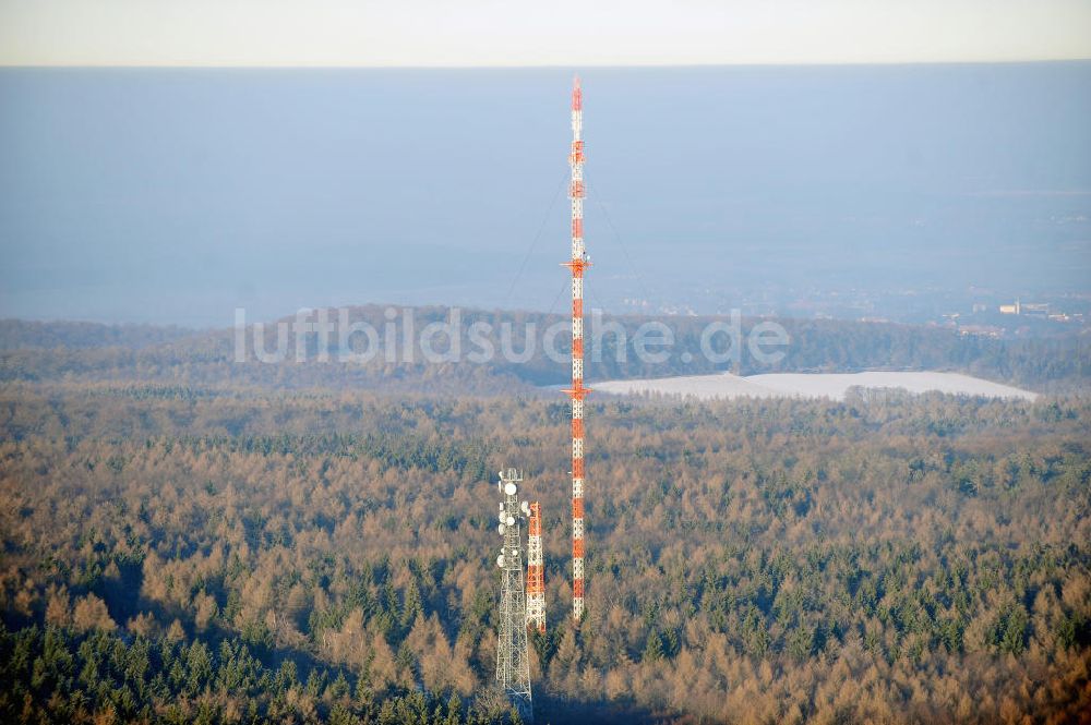 Helmstedt von oben - Ein Sendeturm im Naturpark Elm-Lappwald in der Nähe von Helmstedt