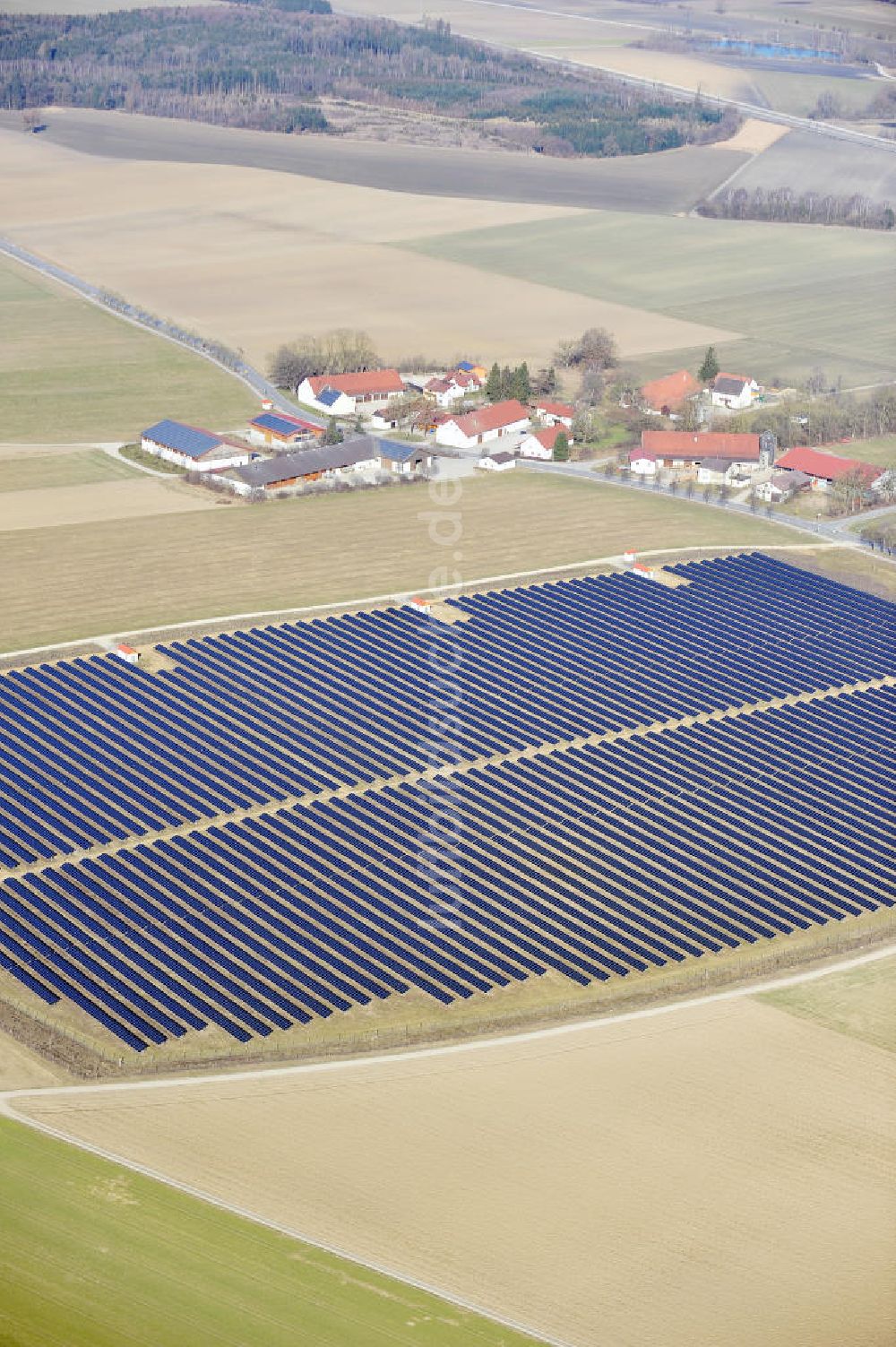 Maisach aus der Vogelperspektive: Ein Solarpark an der Mammendorfer Straße bei Maisach-Malching