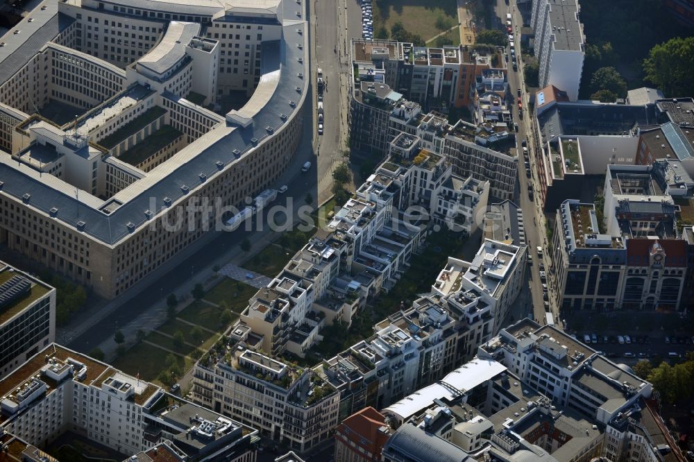 Luftbild Berlin - Ein aus Stadthäusern / Townhäusern bestehender Wohnblock auf dem Friedrichwerder im Bezirk Mitte in Berlin.