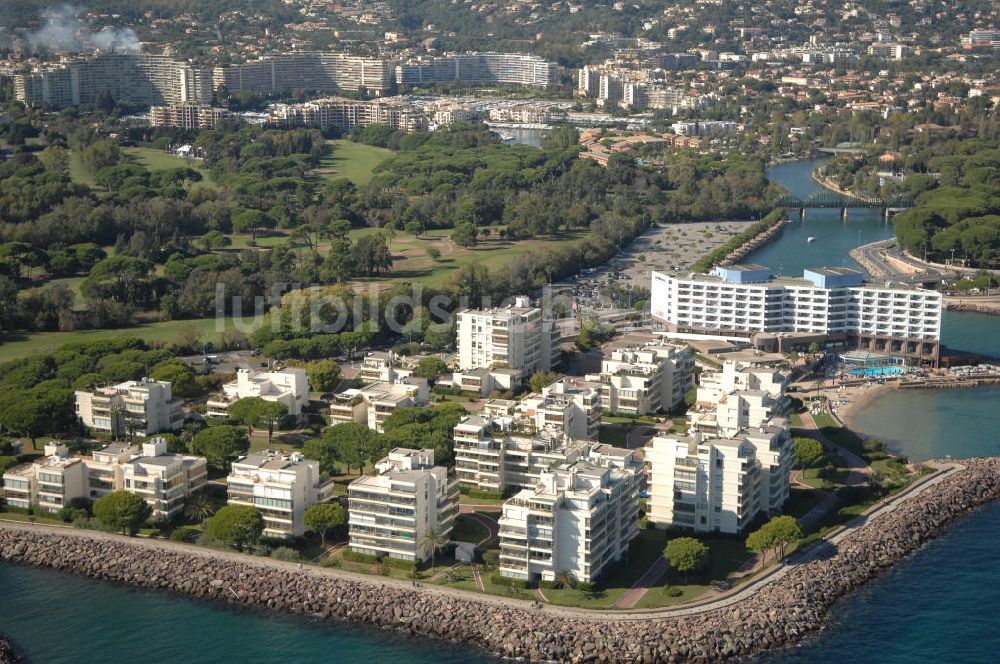 Mandelieu-la-Napoule aus der Vogelperspektive: Ein Wohngebiet und das Pulman Royal Casino im Stadtteil La Napoule in Mandelieu-la-Napoule