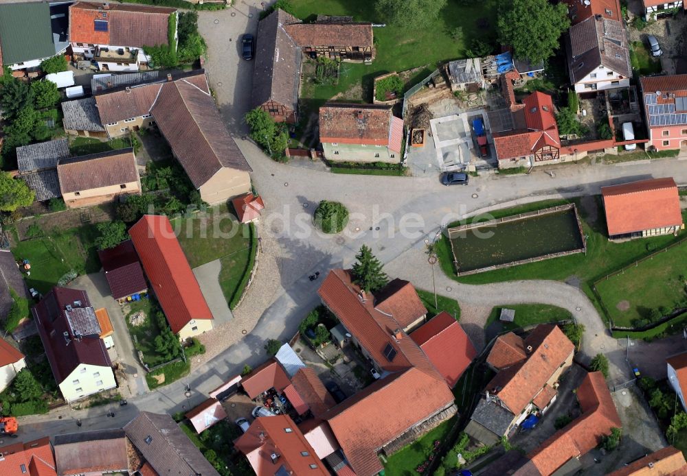 Luftaufnahme Jenalöbnitz - Einblick in die Dorfstraße von Jenalöbnitz im Bundesland Thüringen