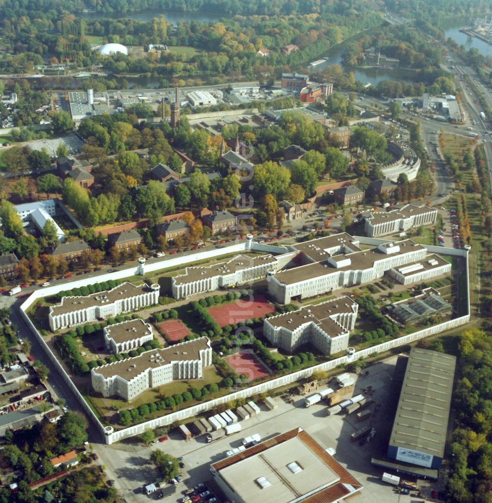 Luftbild Berlin-Tegel. - eine Anstalt des geschlossenen Männervollzuges, hat eine Aufnahme-