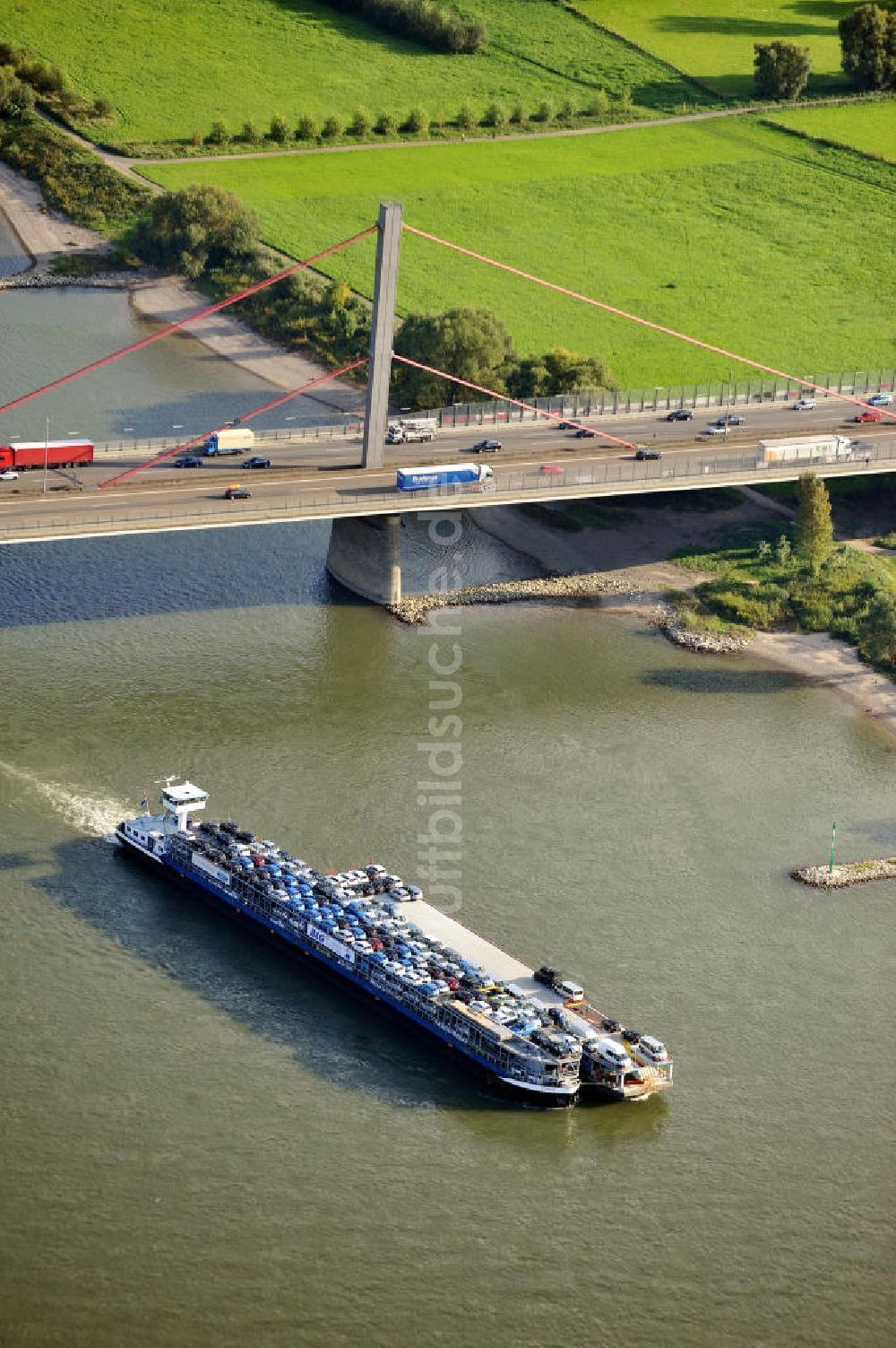 Luftaufnahme Köln - Eine Fähre mit Autos der Marke Ford auf dem Rhein in Köln